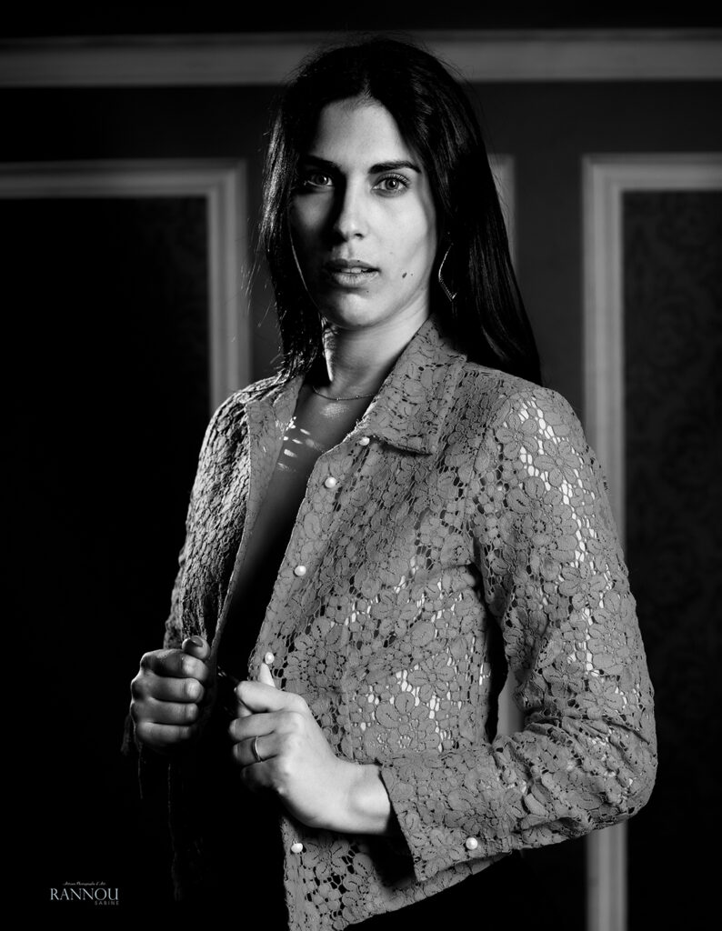 Portrait femme en noir et blanc par Sabine Rannou photographe