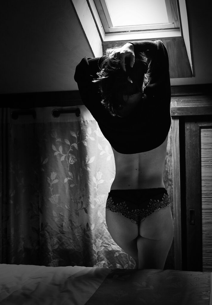 Portrait charme d'une femme en noir et blanc par Sabine Rannou