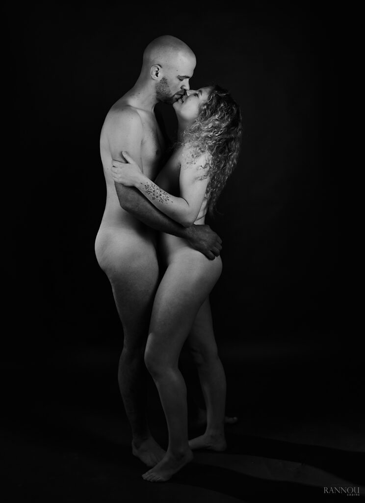 Photo de nu d'un couple par Sabine Rannou photographe professionnelle à Saint-Avé