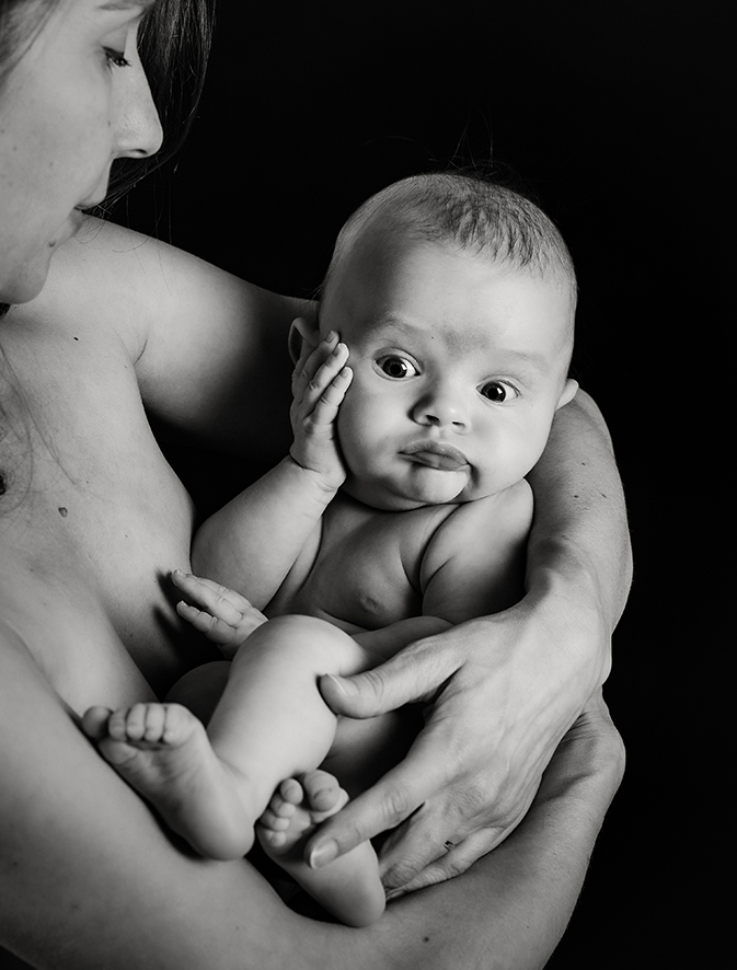 Photo noir et blanc maman et bébé par Sabine Rannou photographe à Saint-Avé à coté de Vannes